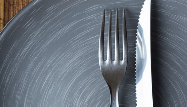 forchetta-coltello-nel-piatto