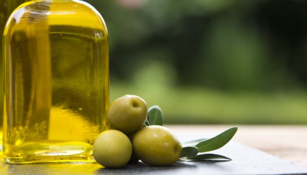 olio alto crotonese dop in bottiglia con olive